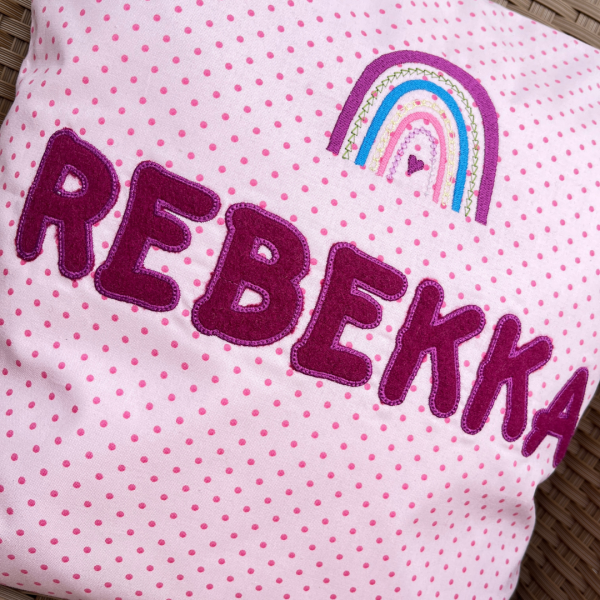 Namenskissen-Hülle mit Regenbogen und Wunschname als Namensapplikation bestickt 40x40 cm